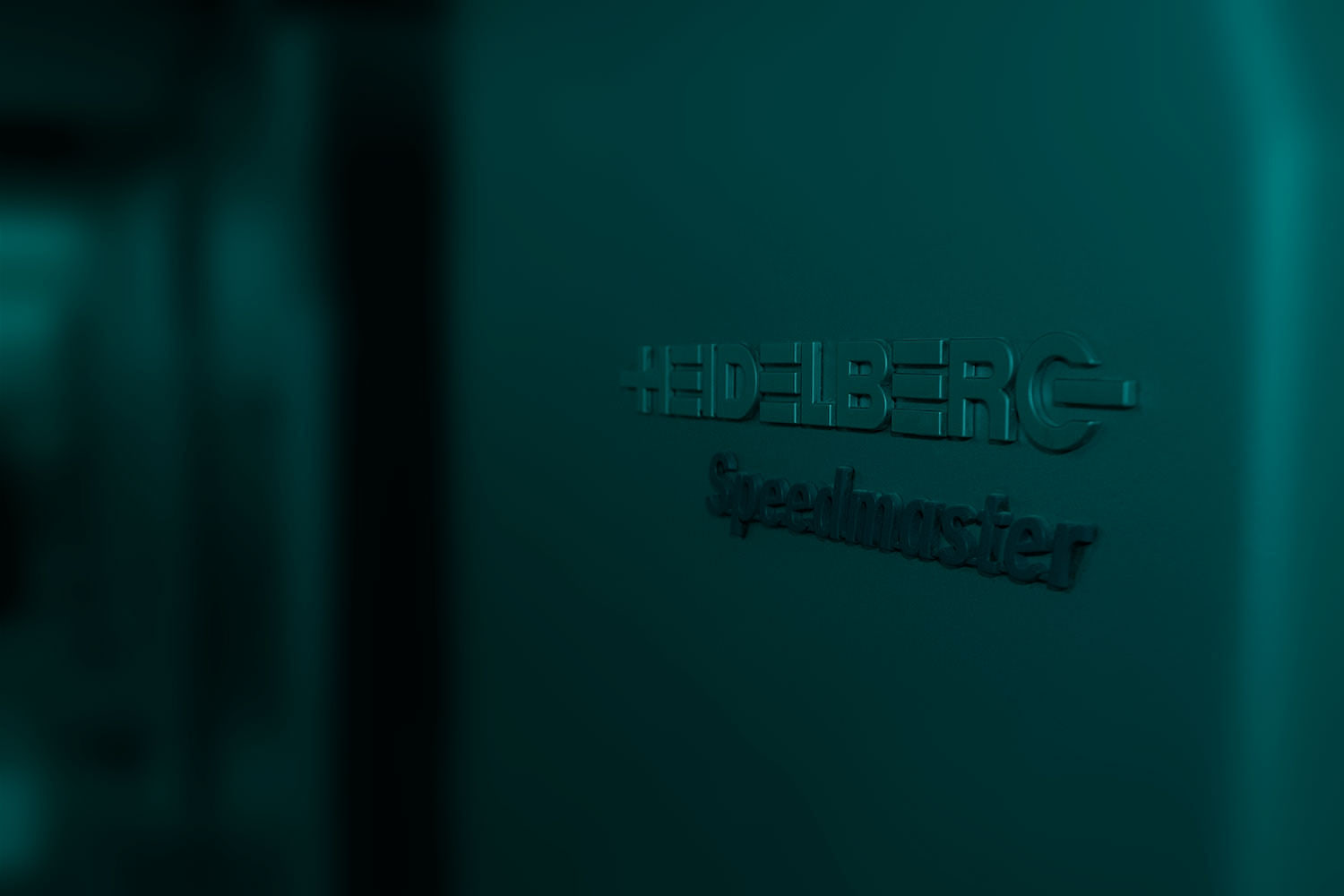 Schriftzug „Heidelberg Speedmaster“ an einer Offsetdruckmaschine in der Druckerei von Stulz Druck und Medien in München, in Petrol getönt