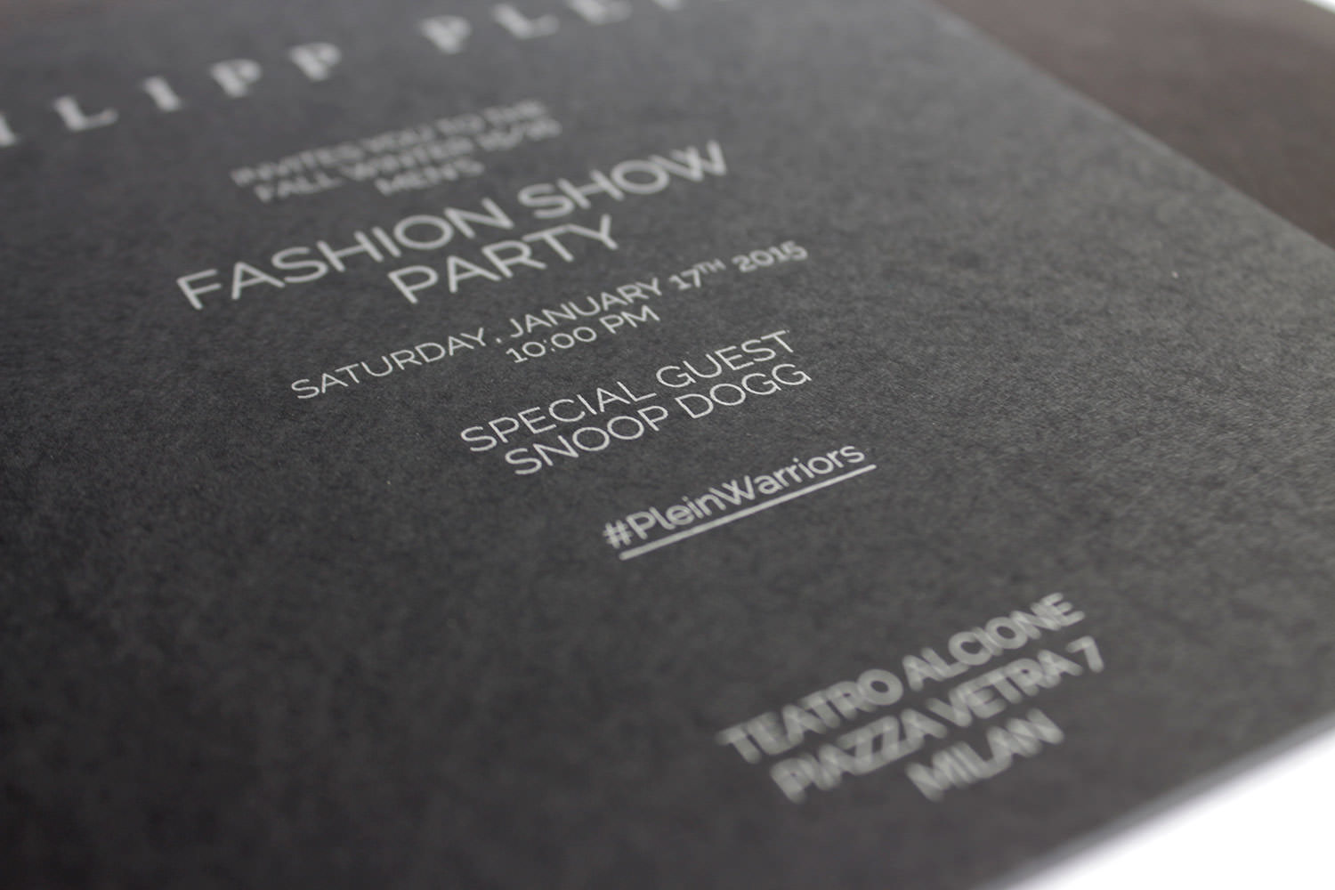 Schwarze Einladung zur Philipp Plein Fashion Show Party am 17. Januar 2015 im Teatro Alcione in Mailand, mit silberner Schrift